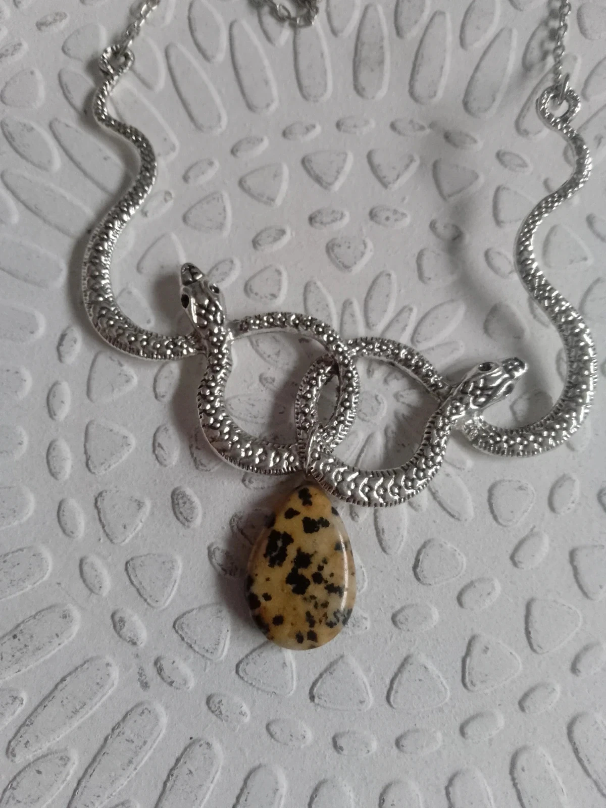 Collar de serpientes plateadas y piedra de jaspe dálmata – photo 2